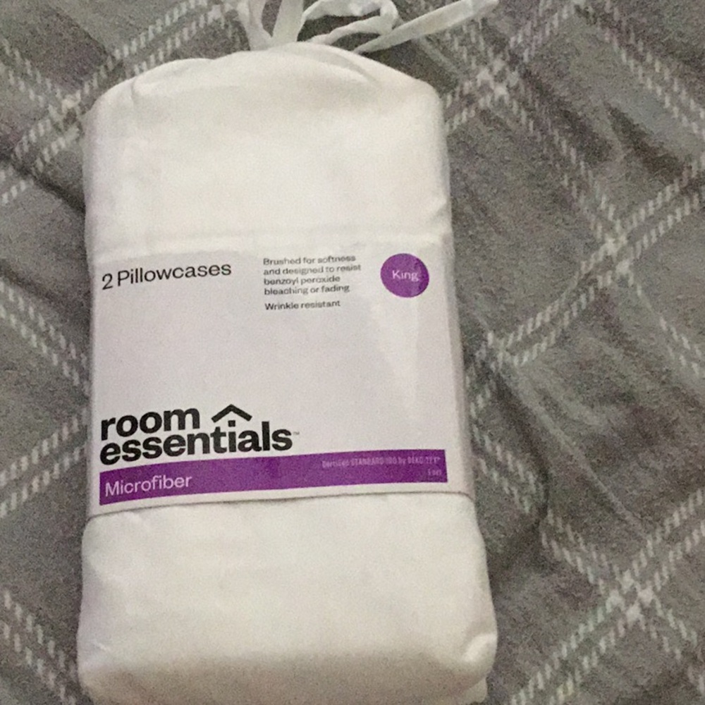 2 Microfiber Solid Pillowcase Sets of 2 - Room Essentials Wrinkle Free King